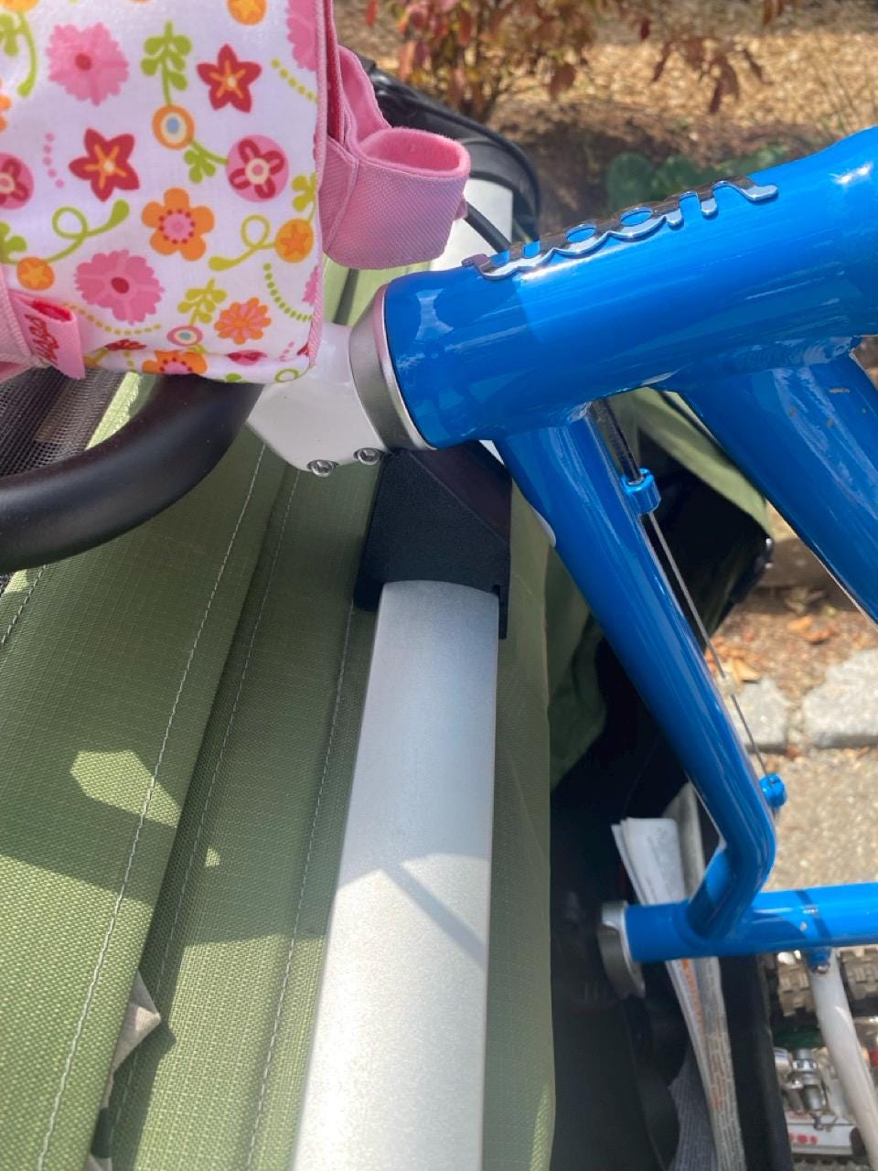 Thule Chariot 16 Zoll Fahrradträger – Woom Kinderrad am Anhänger
