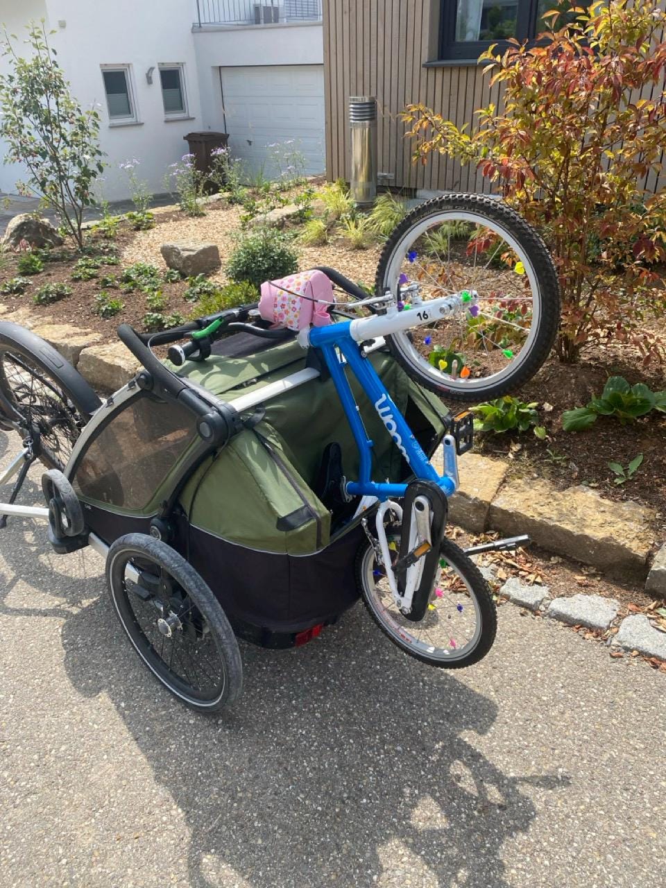 Thule Chariot 16 Zoll Fahrradträger – Seitenansicht montiert