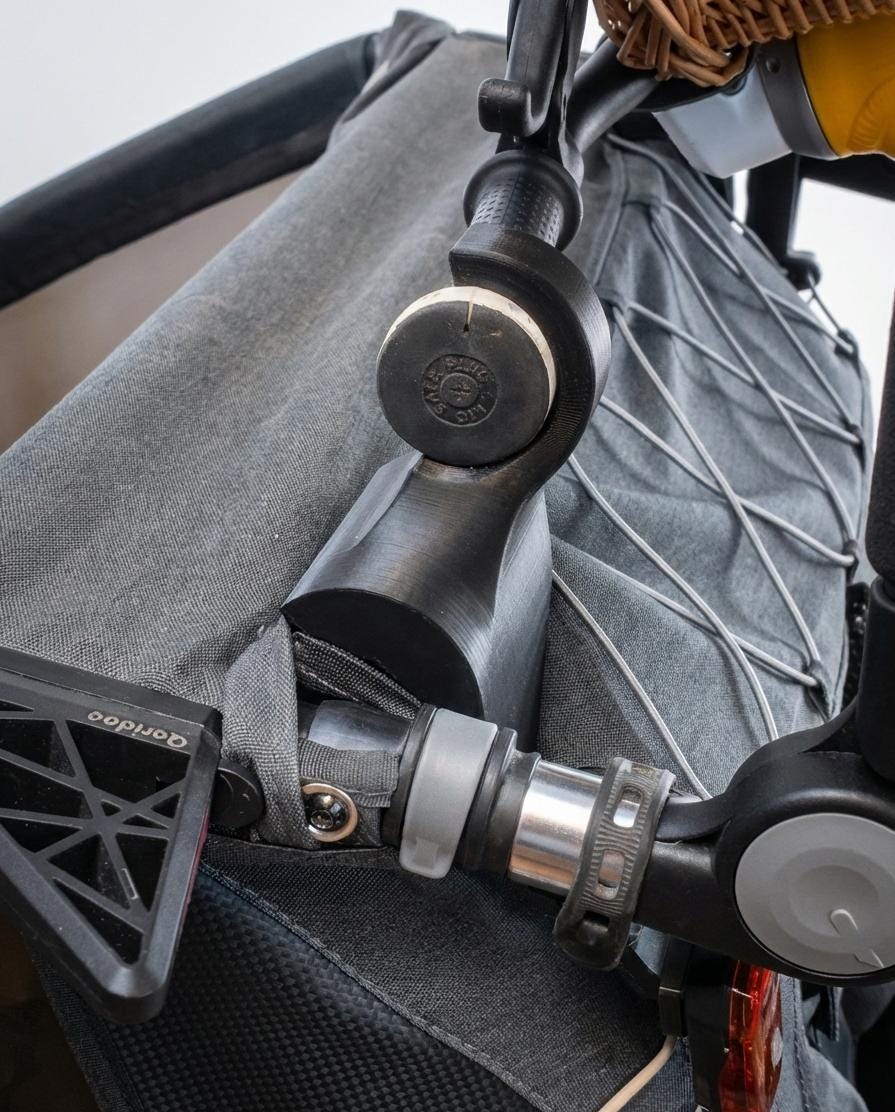Qeridoo Kidgoo Fahrradhalter – Nahaufnahme der Halterung am Anhänger