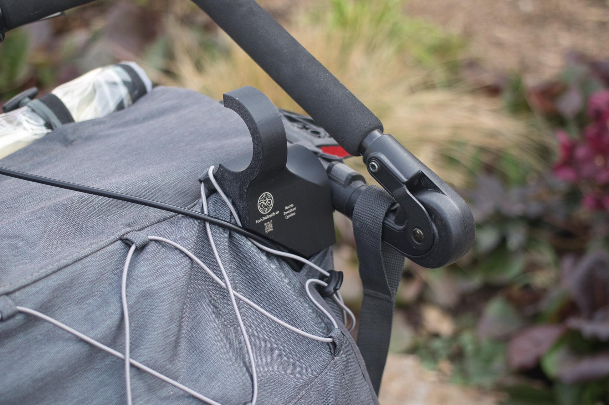 Qeridoo Kidgoo Fahrradhalter – Detailansicht der montierten Halterung am Anhänger